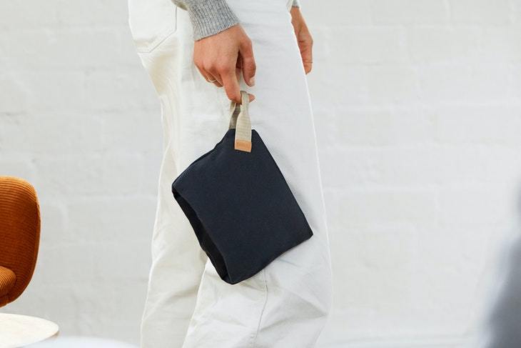 Bellroy Neszeszer Bellroy Standing Pouch - Gumnut